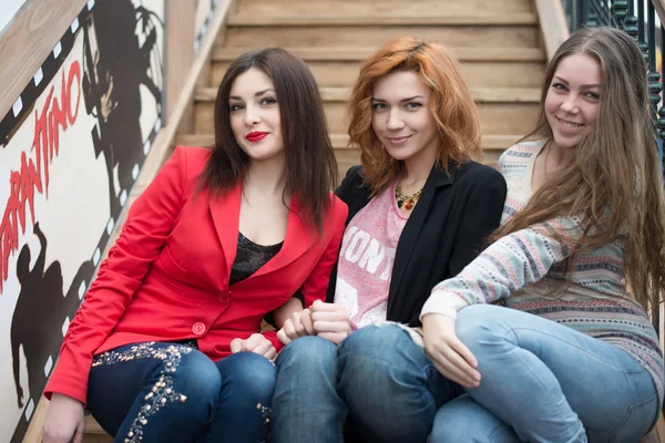 Drie mooie meisjes met winkelen — Stockfoto