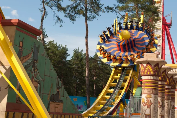 Roda gigante gigante contra — Fotografia de Stock