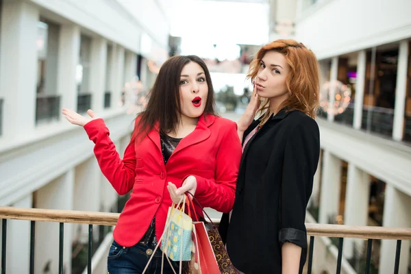 Drie mooie meisjes met winkelen — Stockfoto
