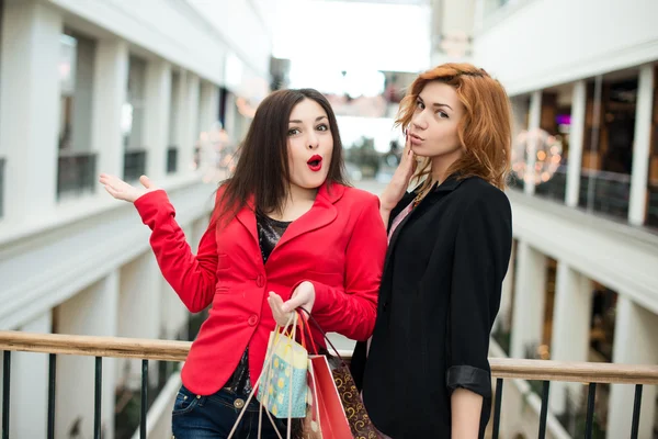 Trois belles filles avec des achats — Photo