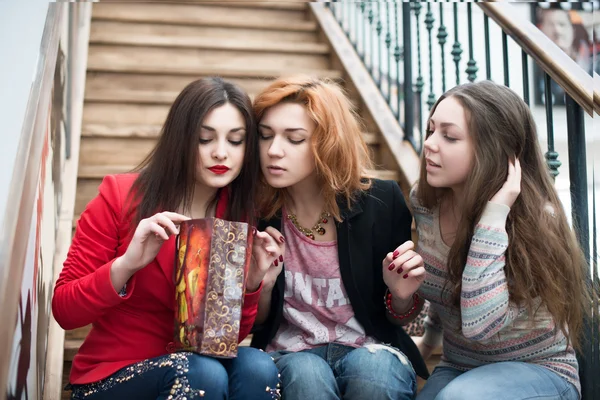 Three beautiful girls with shopping — Stock Photo, Image