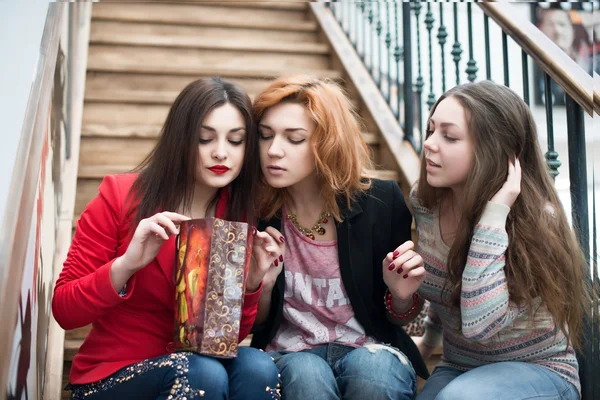 Três meninas bonitas com compras — Fotografia de Stock