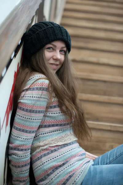 Piękna dziewczyna siedzi na schody drewniane — Zdjęcie stockowe
