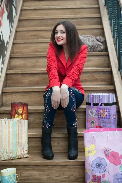 Krásná dívka sedící na dřevěných schodech — Stock fotografie