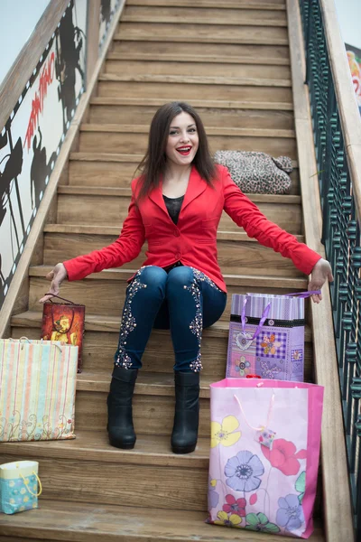 Krásná dívka sedící na dřevěných schodech — Stock fotografie