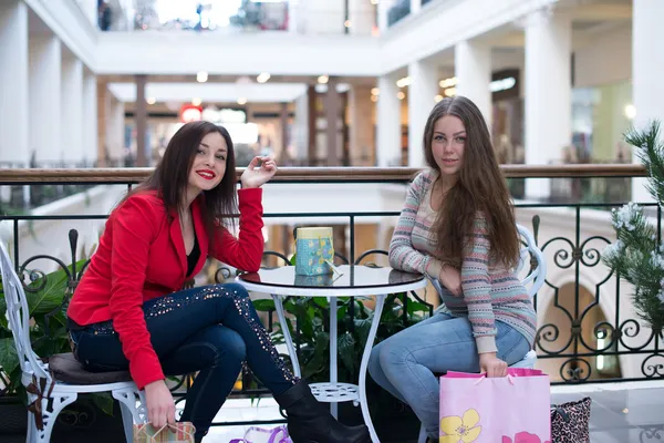 Jeune femme élégante mignonne assise en plein air — Photo