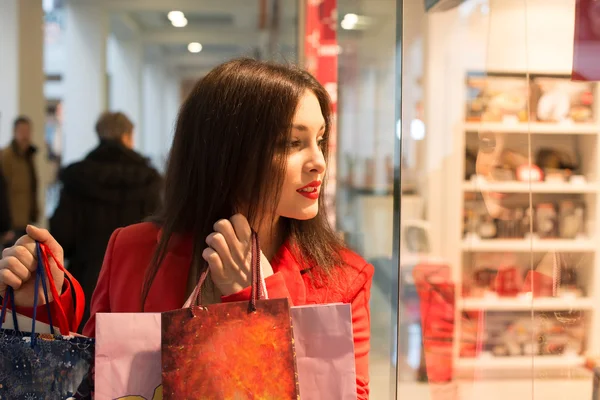 Женщина смотрит в витрину магазина — стоковое фото