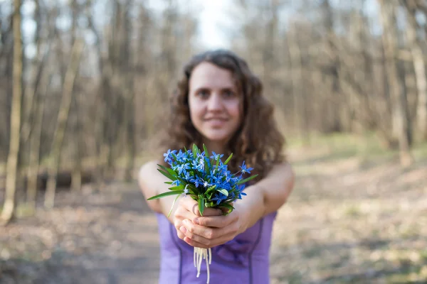 Schöne Teen Mädchen riechen — Stockfoto