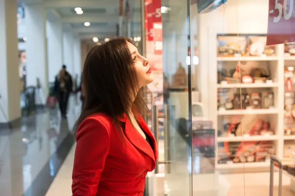 Женщина смотрит в витрину магазина Стоковое Фото