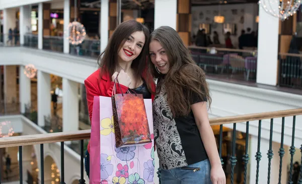 Dois amigos felizes comprando no shopping — Fotografia de Stock