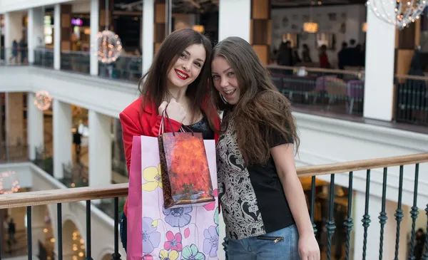 Deux amis heureux faisant du shopping dans le centre commercial — Photo