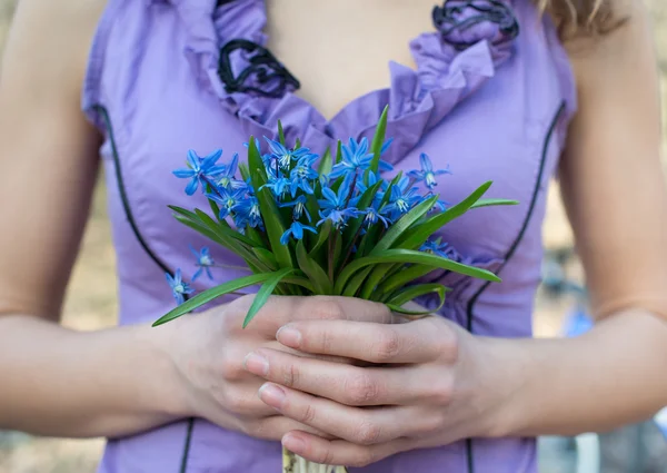 Ragazza che tiene per mano bouquet di bucaneve blu — Foto Stock