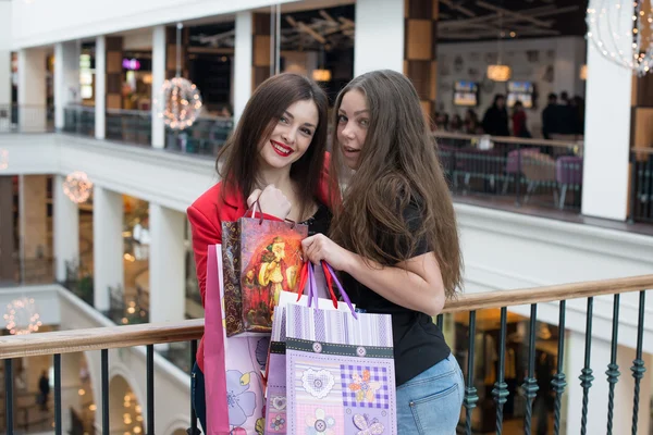 Zwei glückliche Freunde beim Einkaufen in Einkaufszentrum — Stockfoto
