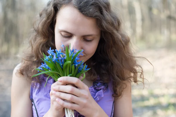 Beautiful teen girl smell — Stock Photo, Image