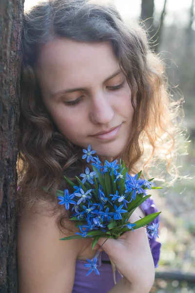 Mooie vrouw met aanzienlijk — Stockfoto