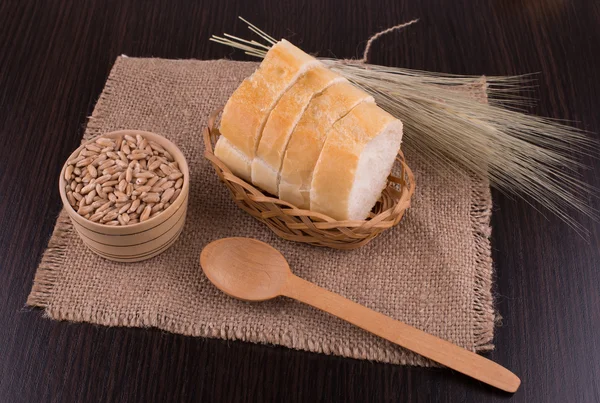 木の上の新鮮なパンと小麦 — ストック写真