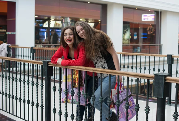 Twee vrouwen praten — Stockfoto