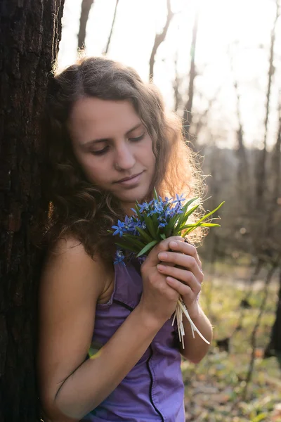 Mooie vrouw met aanzienlijk — Stockfoto