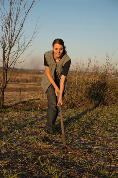 Chica en el trabajo de campo la tierra al atardecer —  Fotos de Stock