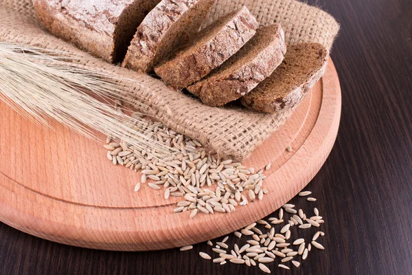 Dunkles Brot auf dem Holzbrett — Stockfoto