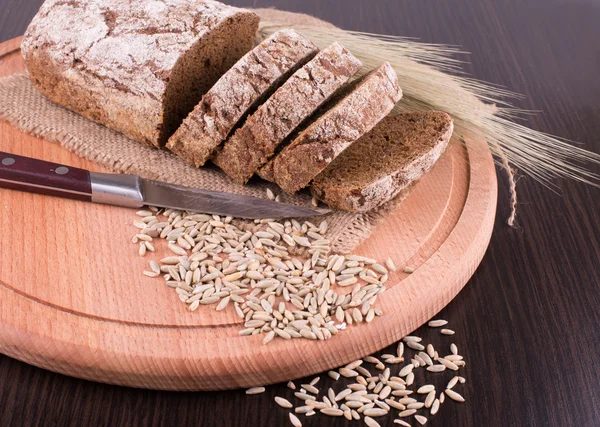 Dunkles Brot auf dem Holzbrett — Stockfoto