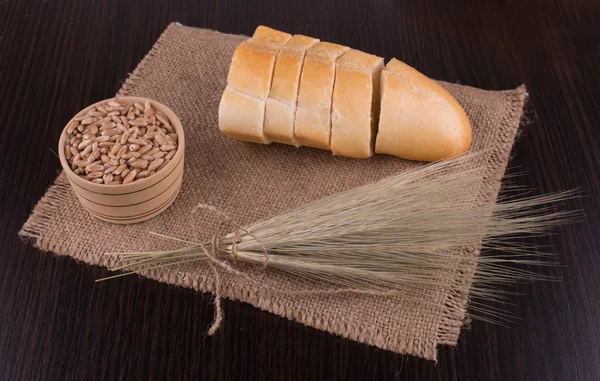 Stillleben mit Brot und Ohren — Stockfoto