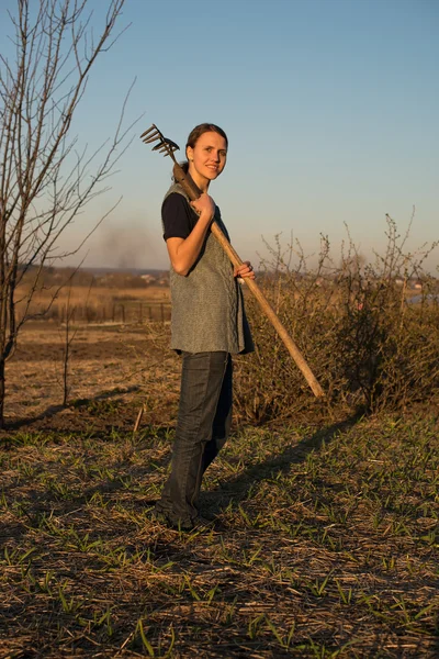 Γυναίκα γεωργός με φτυάρι — Φωτογραφία Αρχείου
