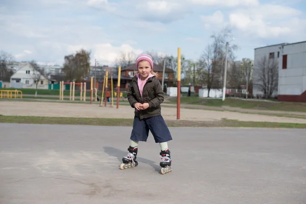 Meisje paardrijden op rolschaatsen. — Stockfoto