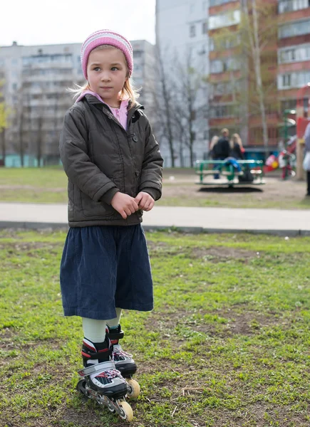 Meisje paardrijden op rolschaatsen. — Stockfoto