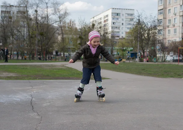 Jeune fille chevauchant sur patins à roulettes . — Photo