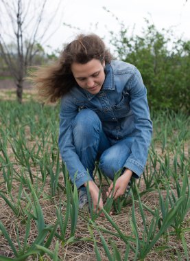 genç kadın çapa çalışma ile