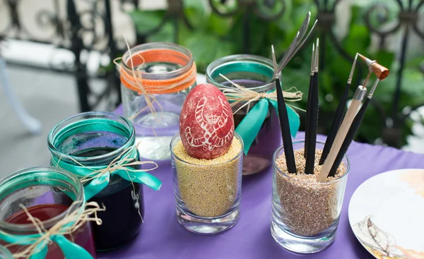 Colorful paints on palette with brushes ready for painting easter eggs — Stock Photo, Image