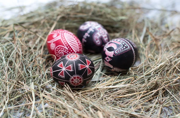 Barevná velikonoční vajíčka v koši. Velikonoční pozadí, jarní motivy — Stock fotografie