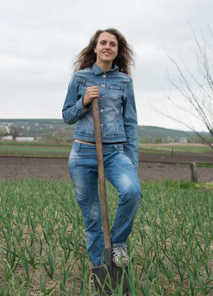 Jovem mulher redefinindo brotos de framboesa — Fotografia de Stock