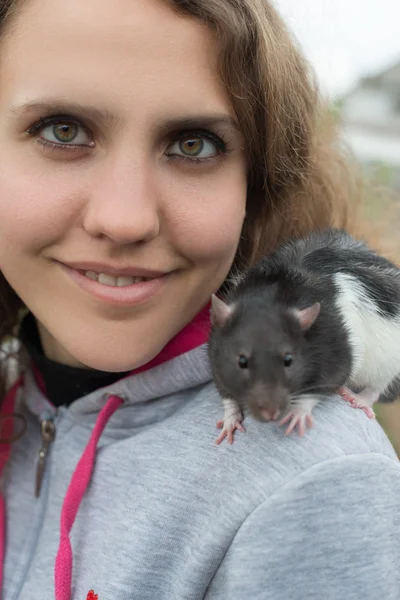 Schattig kind met binnenlandse rat — Stockfoto