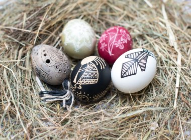 Küçük bir sepette renkli Paskalya yumurtaları. Paskalya arkaplanı, bahar temaları