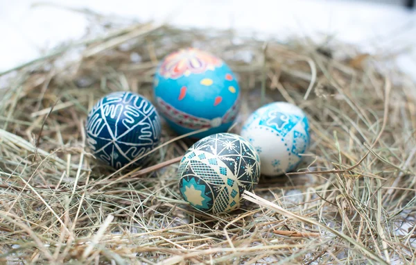 Huevos de Pascua coloridos en una pequeña canasta. Fondo de Pascua, temas de primavera —  Fotos de Stock