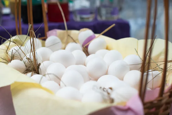 White eggs in basket — Stock Photo, Image