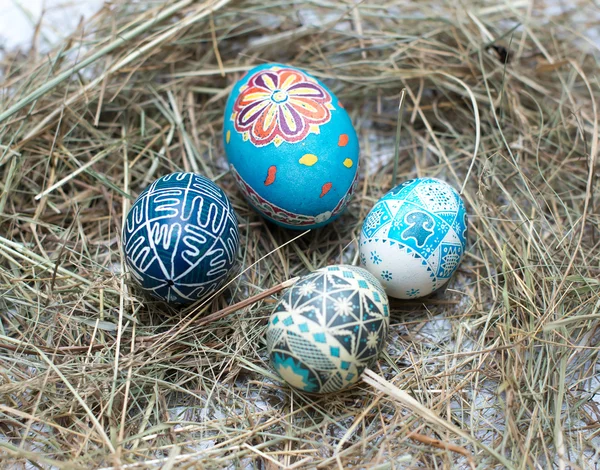 Huevos de Pascua coloridos en una pequeña canasta. Fondo de Pascua, temas de primavera —  Fotos de Stock