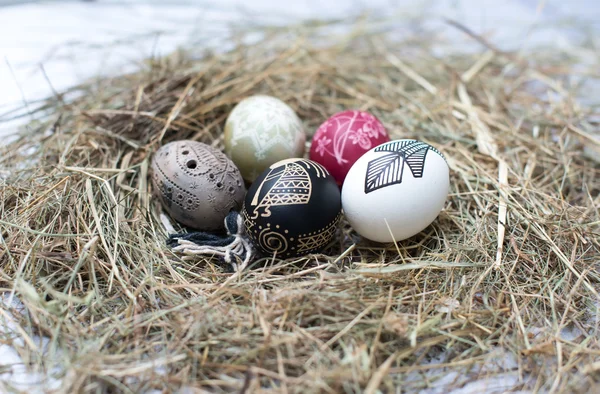Barevná velikonoční vajíčka v koši. Velikonoční pozadí, jarní motivy — Stock fotografie