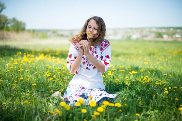 A jovem ucraniana menina whit flores amarelas — Fotografia de Stock