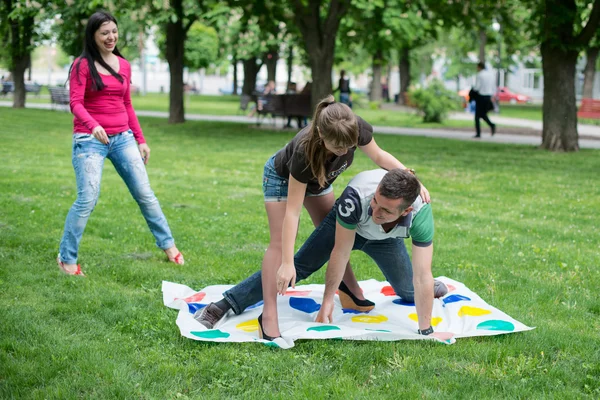 Estudantes jogar o jogo twister — Fotografia de Stock