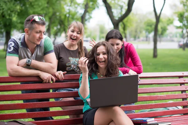 Glad grupp unga studenter sitter — Stockfoto