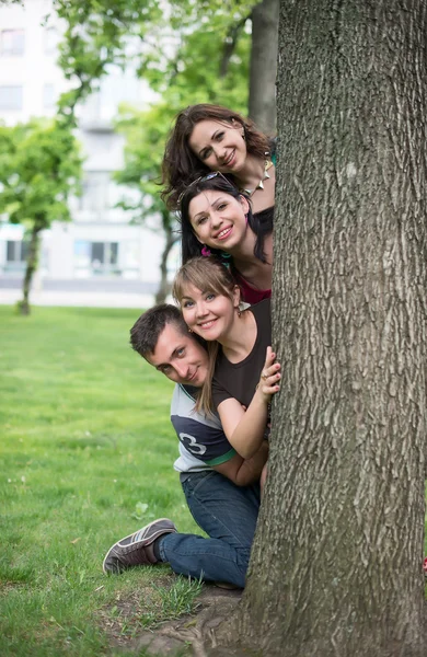 Porträtt av glad familj stående — Stockfoto