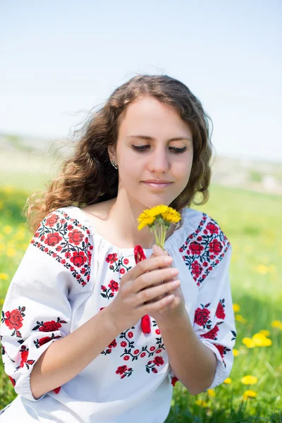 Mooie jonge brunette vrouw op de weide met — Stockfoto