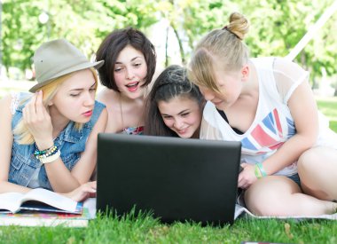 Grup genç öğrenci dizüstü birlikte kullanma