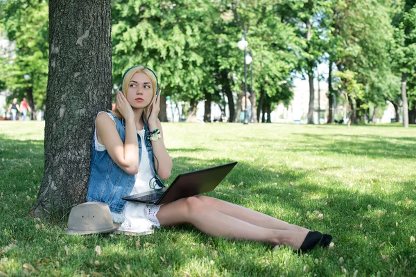 Mixte étudiant de l'université course assis sur l'herbe de travail — Photo