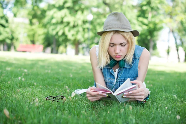 Mooie lachende donkerharige jonge vrouw liggen — Stockfoto