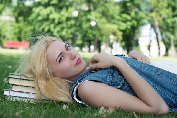 Meisje studeren buiten met — Stockfoto