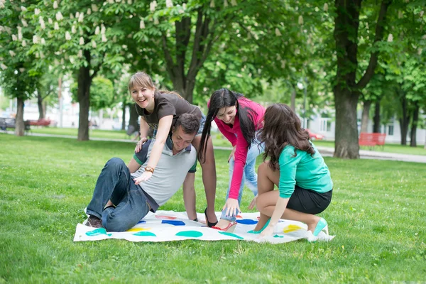 Estudiantes juegan el juego twister — Foto de Stock